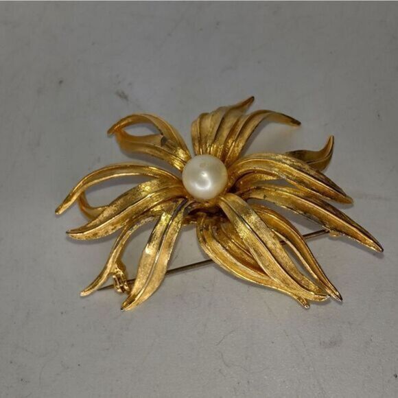 Judy Lee faux pearl designer signed pin‎ - Picture 4 of 7